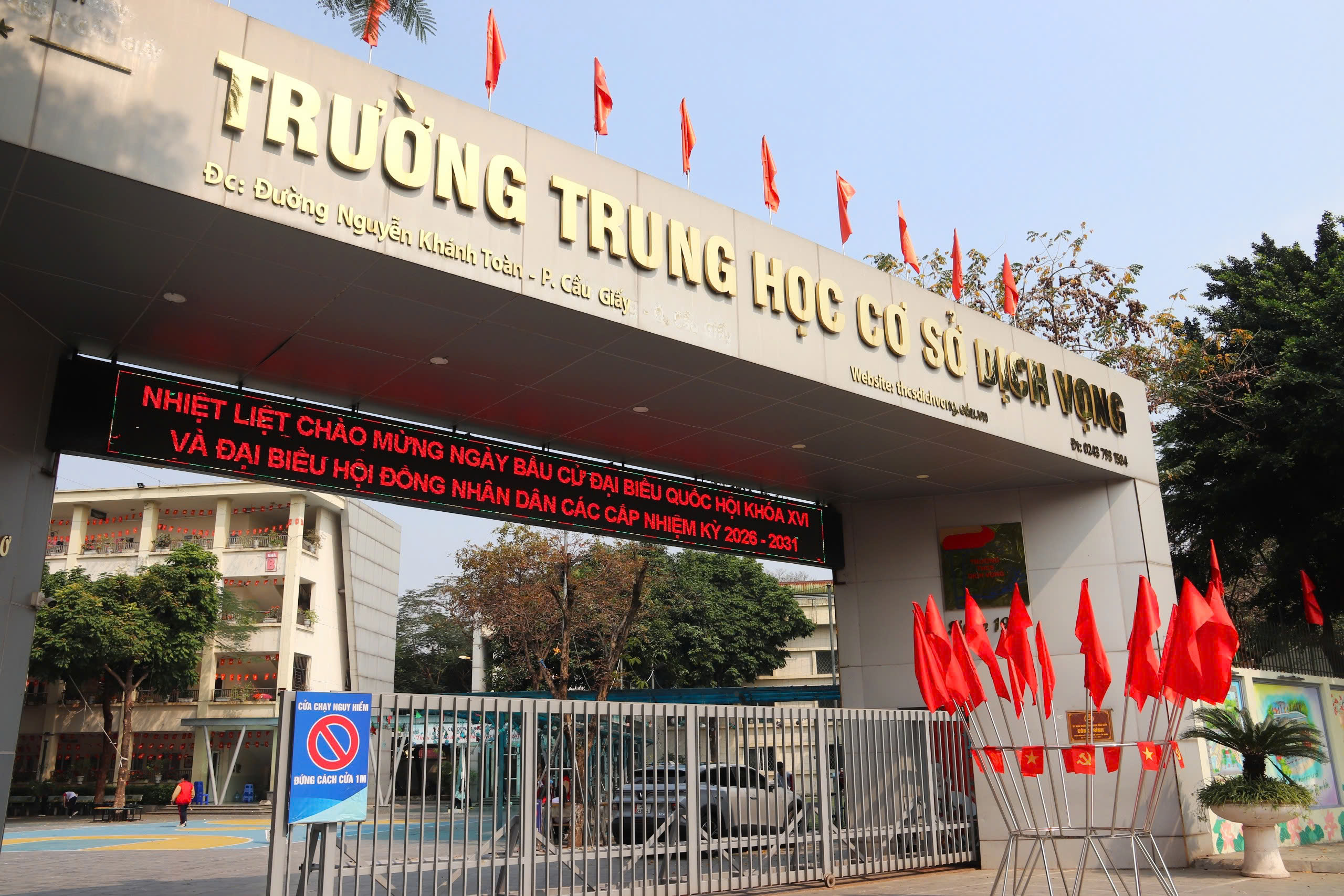 CHI ĐOÀN THCS DỊCH VỌNG RA QUÂN TỔNG VỆ SINH XÂY DỰNG TRƯỜNG HỌC SÁNG - XANH - SẠCH - ĐẸP HƯỞNG ỨNG CHÀO MỪNG BẦU CỬ ĐẠI BIỂU QUỐC HỘI KHÓA XVI VÀ HĐND CÁC CẤP